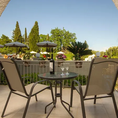 The Flower Garden Aparthotel Ipsos