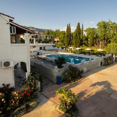 מלון דירות The Flower Garden 3*