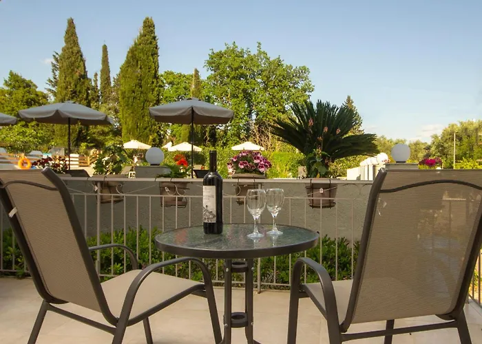 The Flower Garden Apart-hotel Ýpsos